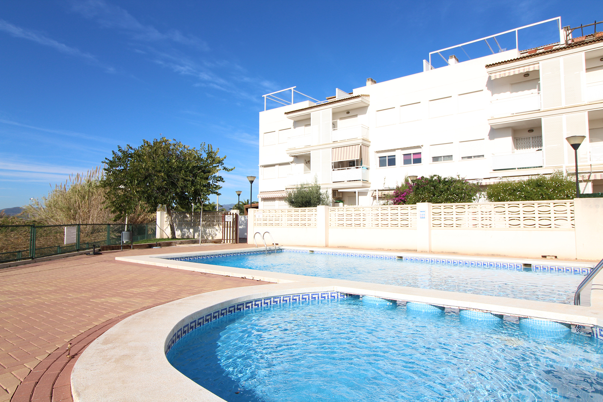 casa con piscina corinto